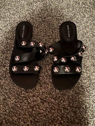 Marc Fisher Bryte flache schwarze Pantoletten Sandalen Leder silberne Nieten Größe 8,5 - Bild 2 von 4