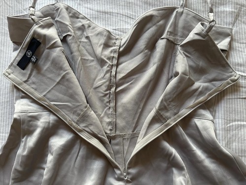 Camicia Missguided argento chiaro raso cinturino regolabile dettaglio finto bottoni top 8 - Foto 19 di 21