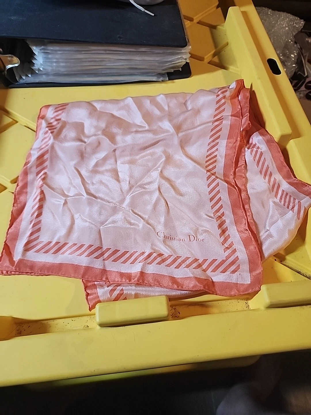 Foulard ancien col long en soie CHRISTIAN DIOR. Rose, 48