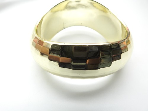 Facettiertes gold metallic farbiges Kunststoff gewelltes Armreifarmband Vintage - Bild 2 von 5