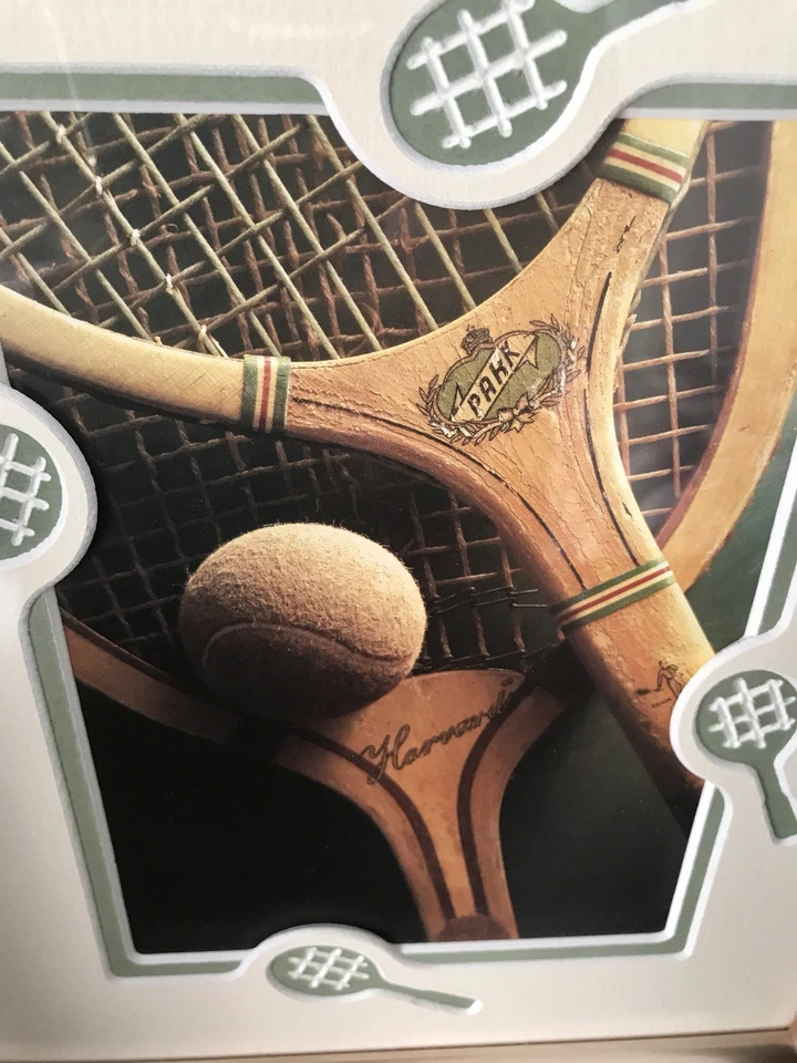 Impresión artística de raqueta de tenis vintage enmarcada. 9x11 pulgadas. Marco tono dorado. Foto 2 de 3