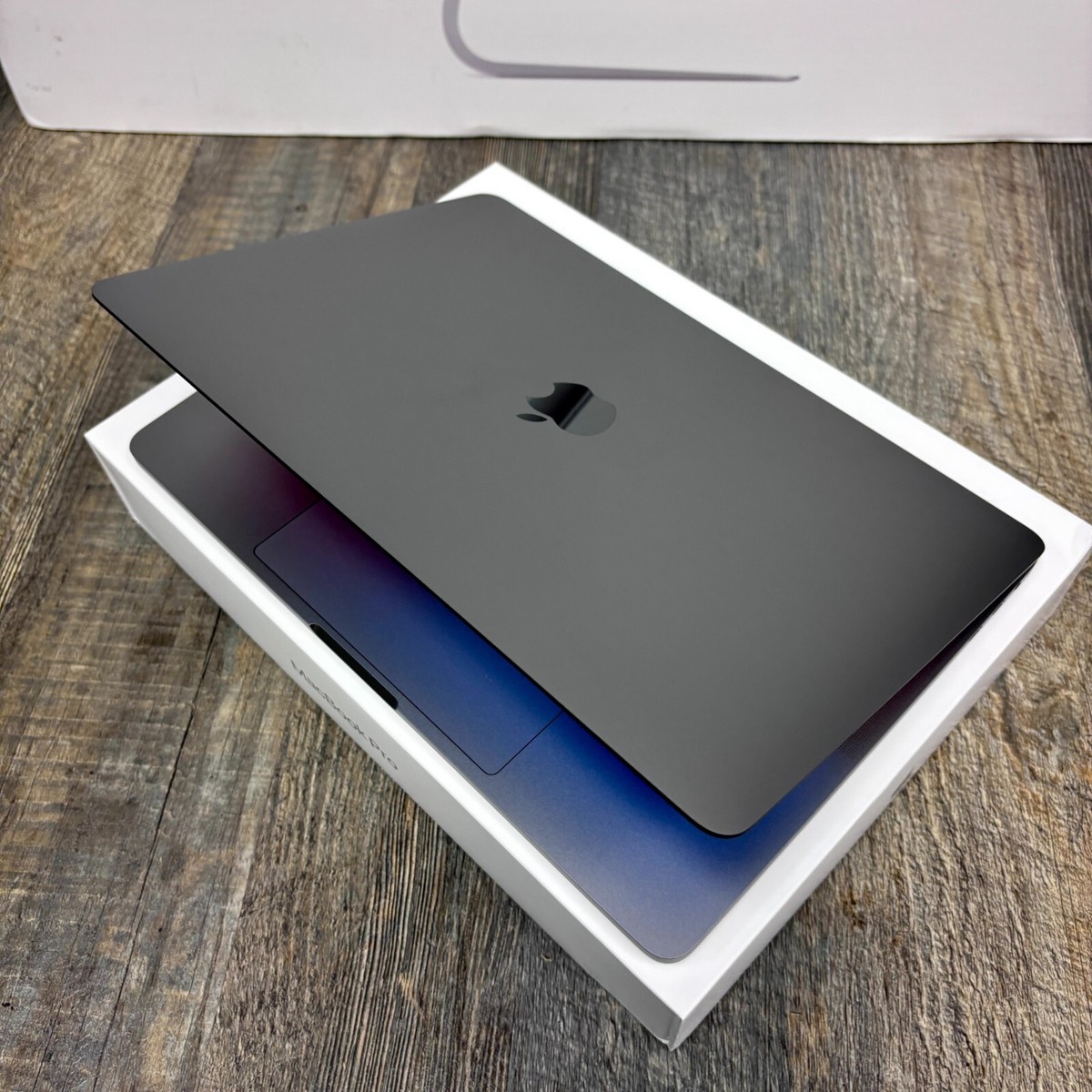 2019/20 Apple MacBook Pro 13 Touch Bar QUAD CORE 2.8 i7 16GB 2019/20 Apple MacBook Pro 13 Touch Bar QUAD CORE 2.8 i7 16GB