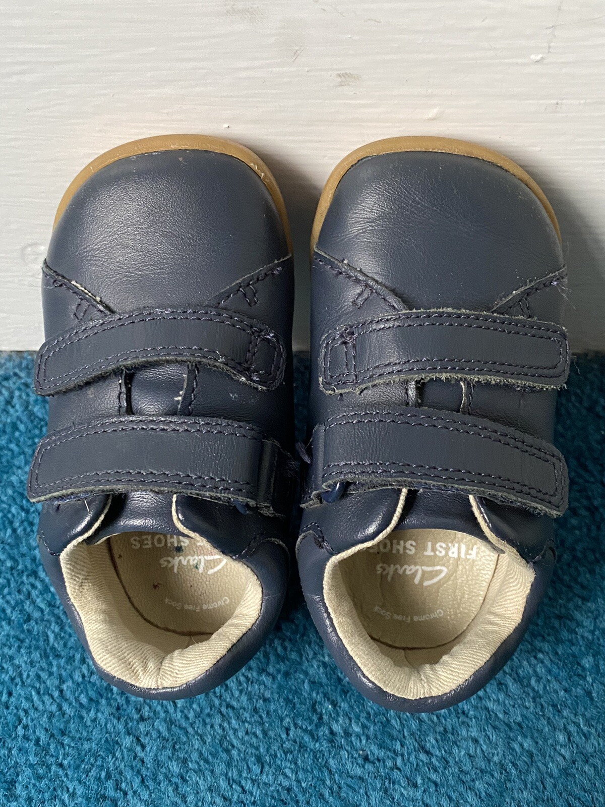 SAOLA Scarpe da bambino artigianali Clarks blu navy in pelle roamer suola in gomma taglia 3 5 G (19 EU)