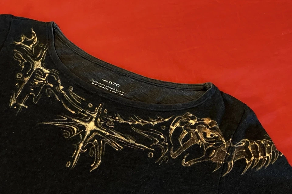 Camisa vintage única pintada a mano, blanco/tonos claros sobre negro, ÚNICA, por MaLiSa Foto 3 de 4