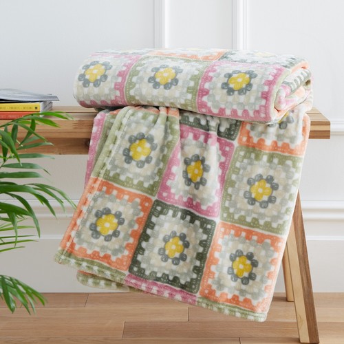 Catherine Lansfield Crochet Print Throw 130 x 170cm Pink Or Green - Picture 18 of 21