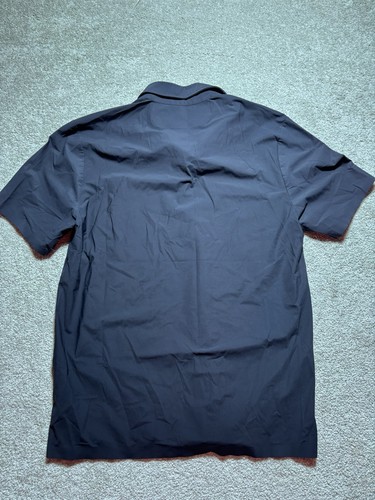 Camisa polo de golf informal calce atlético negra de manga corta Rhone para hombre talla mediana - Imagen 6 de 7