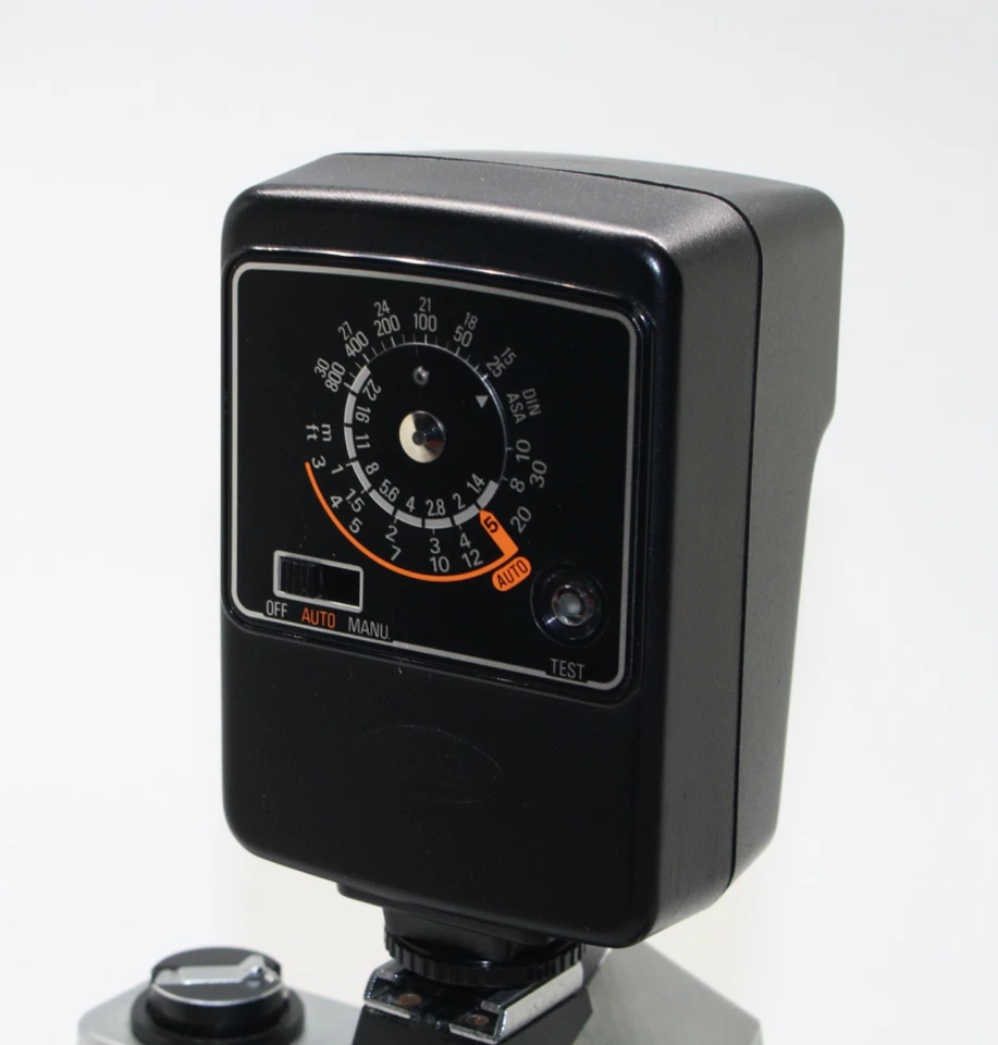 Yashica CS-201 Auto Electronic Flash Unit with batteries - VGC and Tested - Image 3 of 3