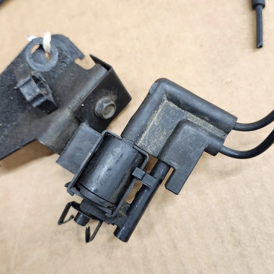 C4 Corvette EGR 1985 relé de válvula de control solenoide y soporte de montaje líneas de vacío Foto 4 de 4
