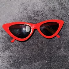 Glamorous Red Pin-Up Cat Eye Sunglasses: Retro Chic Shades