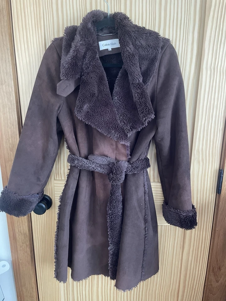 Abrigo largo de gamuza para mujer Calvin Klein marrón liso de piel sintética talla M pesado Foto 2 de 4