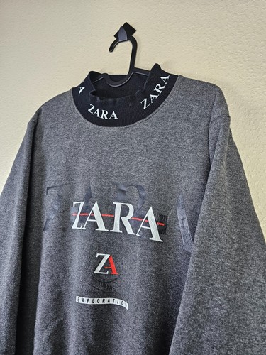 Sudadera Zara Exploration Etiqueta XXL Se Ajusta a M Cuello Simulado Logo Gráfico Estilo Vintage - Imagen 3 de 11