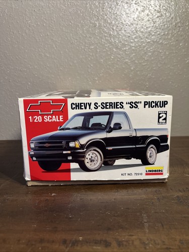Lindberg Chevy S-Series SS Pickup Truck Model Kit 1:20 72510 Chevrolet 1993 - Foto 5 di 9