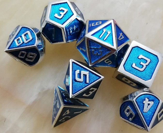 Наборы кубиков премиум-класса Galactic Dice - Синий и серебристый набор из 7 кубиков в жестяной упаковке