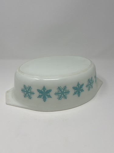 Vintage PYREX 045 Oval Casserole White with Turquoise Snowflake Pattern - 2.5 QT - Picture 15 of 19