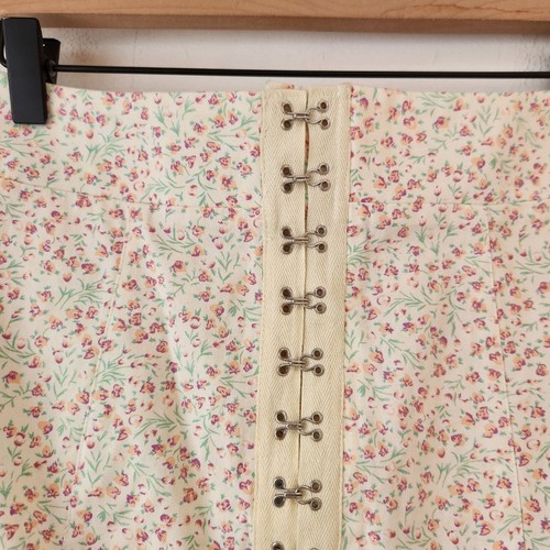 Neu mit Etikett Uo Urban Outfitters Love Struck Ditsy Blumen Minirock adrette Kokette S - Bild 5 von 9