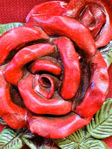 Hand-Painted Porcelain Ceramic RED ROSE Wall Hanging 5 3/4”x 7 1/2”x 2”thick - Picture 4 of 5