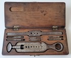 Tolles altes Gewindeschneider Set / Schneideisen in Box - Marke Krokodil um 1900