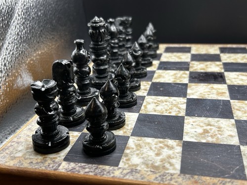Hermoso Juego de Ajedrez Portátil Piedra Jabonosa Tallada a Mano - Hecho en India - Imagen 3 de 24