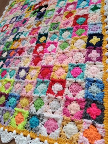 HANDMADE CROCHET BLANKET SMALL GRANNY SQUARES 80/ 60 CM - Picture 3 of 5
