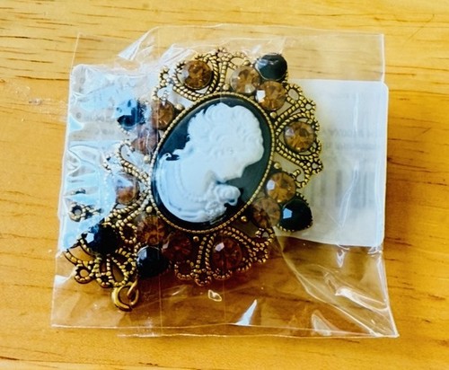 Broche camafeo de cristal acrílico negro de inspiración vintage en tono dorado envejecido - Imagen 5 de 5