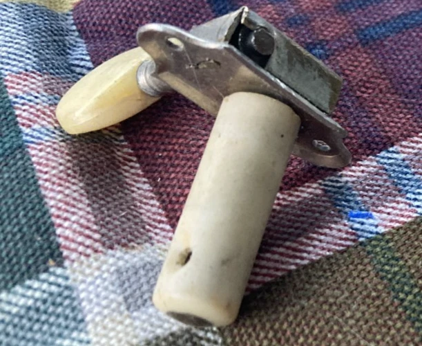 Одинарный винтажный нейлоновый/классический гитарный тюнер Framus, басовая сторона, пластиковая стойка - Изображение 4 из 4