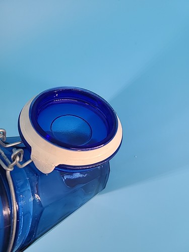 Tarro de vidrio azul cobalto con tapa hermética con bisagras de alambre de 8,25" de alto vintage - Imagen 5 de 8
