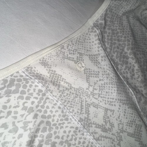 Lululemon Größe 8 Zwischen den Linien Langarm Wüste Schlange Silber Weiß Fuchs Neu mit Etikett - Bild 8 von 8