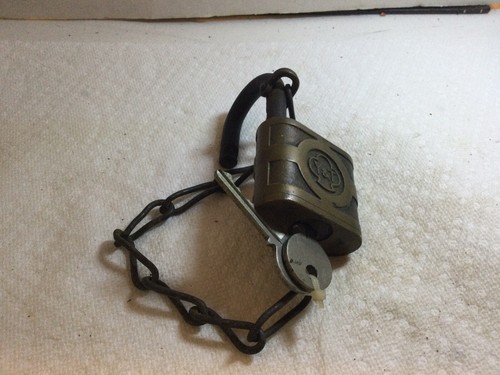 YALE BRASS PAD LOCK/W KEY,ALSO MARKED Y&T,CHAIN 2 KEYS GOOD WORKING ORDER - Picture 3 of 5