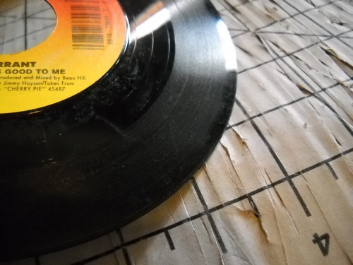 Warrant Uncle Tom's Cabin / Sure Feels Good To Me 45. Columbia 38-73644 - Picture 5 of 7