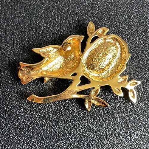 Vintage Bird & Nest Pin with Faux Pearl Eggs in Gold Tone - Picture 3 of 7