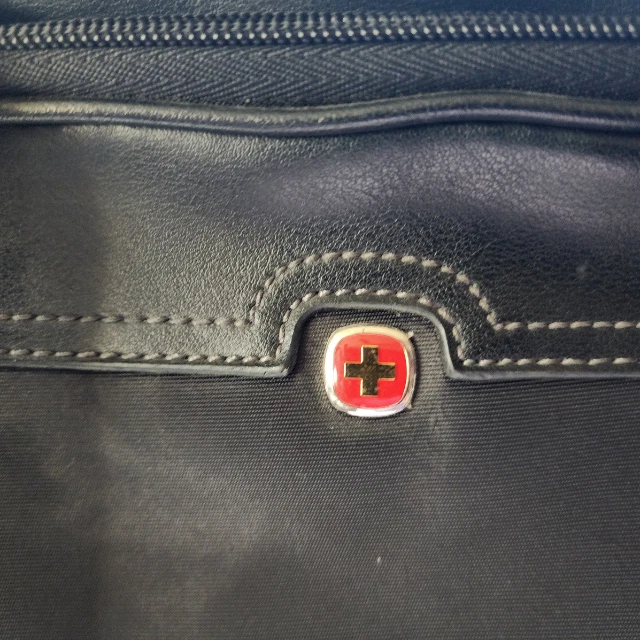 Bolso Nómada Digital Organizado SwissGear Wenger Rhea 15.4" Forro Rayas Rosa Foto 2 de 4