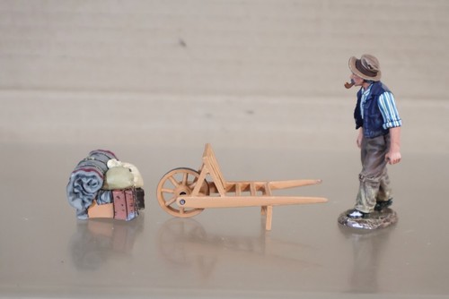 KING & COUNTRY FOB068 FIELDS of BATTLE WWII BLITZ REFUGEE OLD MAN & WHEELBARROW - Picture 5 of 13