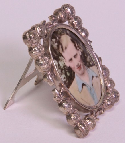 Versilberter Miniatur Jugendstil Standbilderrahmen, 4,8 x 3,8 cm (X 466)