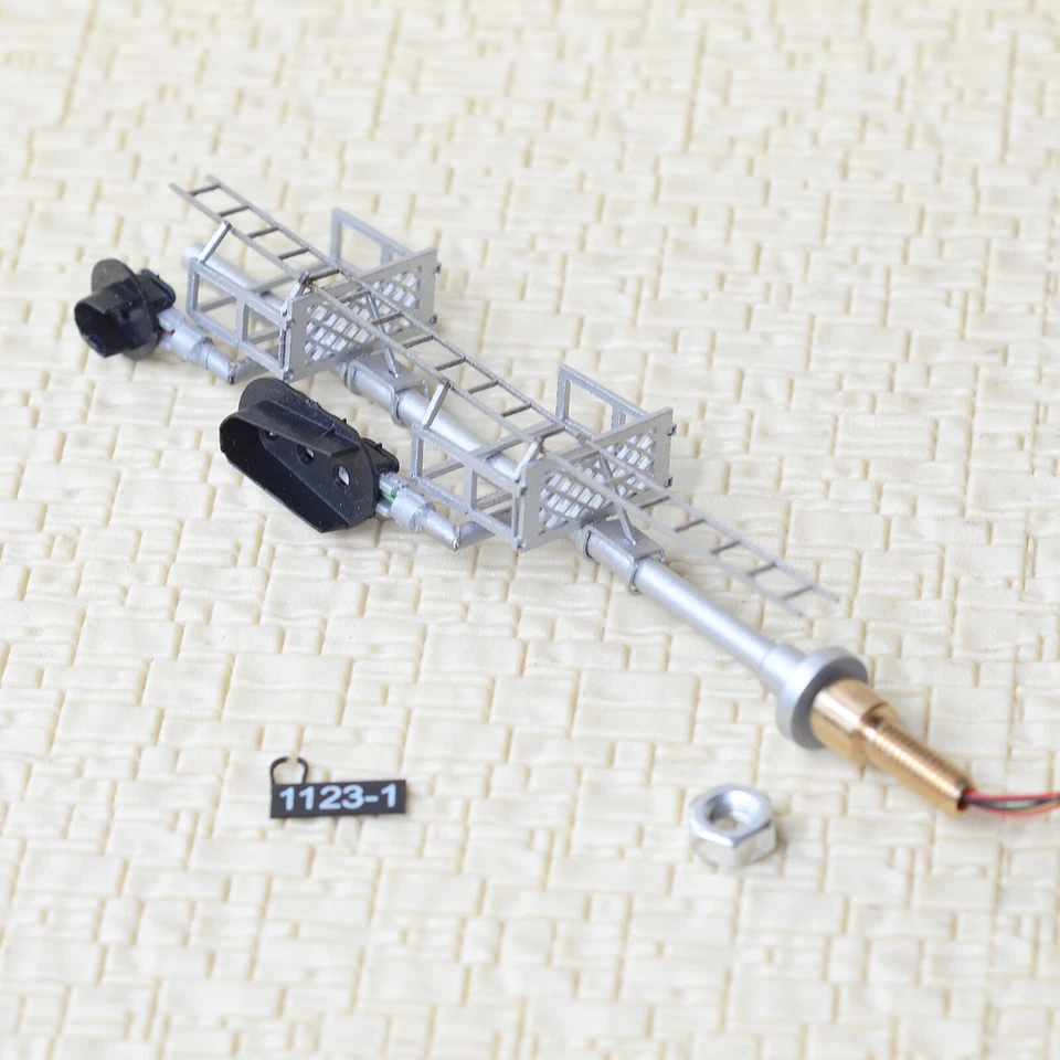 1 x HO scale fixed Red over 3 colors light Darth Vader style block signals #F13 - Image 4 of 4