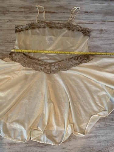 Twirly Vtg 90s Babydoll Short Nylon Nightie Flirty Gown Cream Lace Accent Sz M - Picture 10 of 13