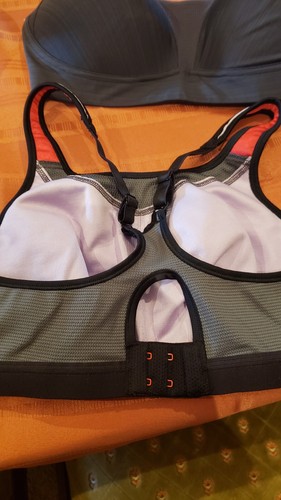 2 Sport bra's large-34 - Picture 2 of 3