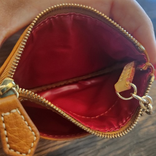 NUEVO CON ETIQUETAS DOONEY & BOURKE Estuche para Monedas Pequeño Grano Cuero Guijarro, Tostado - Imagen 4 de 4