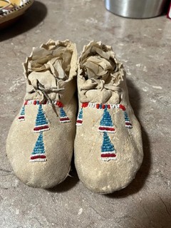 VINTAGE NATIVE AMERICAN BEADED MOCCASINS