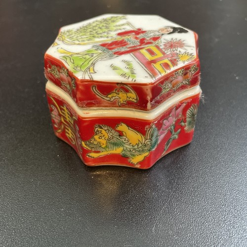Chinese Octagonal Porcelain Trinket Box Woman Floral and Foo Dog Design Vintage - Picture 5 of 12