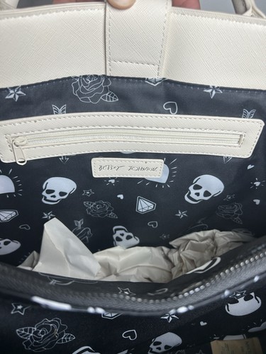 BETSEY JOHNSON Skull Tote Handbag Purse HALLOWEEN Cream Chalk FAST SHIPPING - Picture 2 of 3