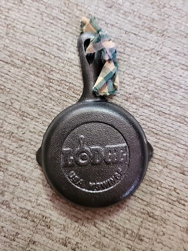 LODGE Cast Iron Skillet 2017 Christmas Ornament Snowflake 6" X 4" Tiny Small - Picture 8 of 8