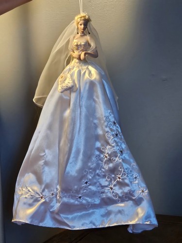 Muñeca Coleccionista Expositora Colgante con Pelo Rubio Muñeca Novia 16" Alto - Imagen 1 de 5