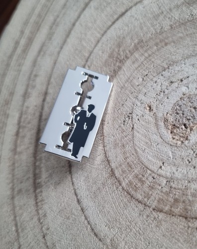 🍀 Peaky Blinders Rasierklinge Razorblade Serie Series Design Pin Cool  - Bild 1 von 2