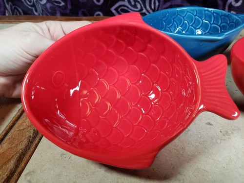 2017 Boston Warehouse - Fish TidBit Bowls - Set of Three (3) Blue & Red - Picture 2 of 8