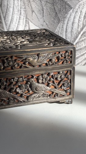 Seltene antike Mahagoni-Schmuckschachtel mit fein erhöhten Metallmustern - Bild 4 von 19