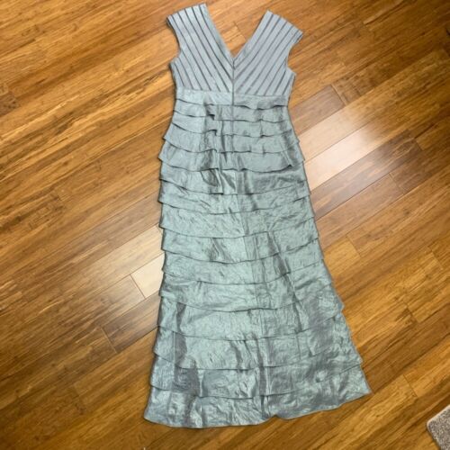Vestido Formal Adrianna Papell Ocasiones con Volantes en Niveles 8 Pequeño Sin Mangas Gris - Imagen 4 de 9