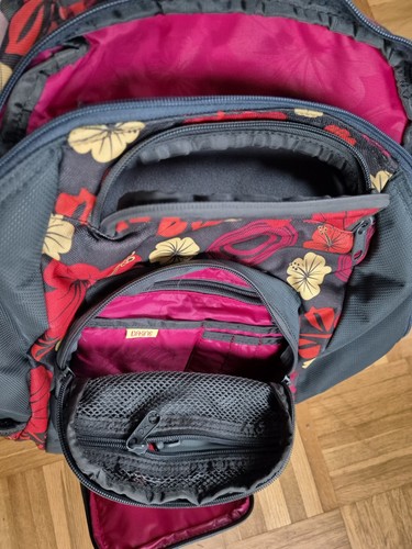 Rucksack Dakine grau/rot/gelb Schulrucksack Laptopfach und viele Fächer - Bild 5 von 9