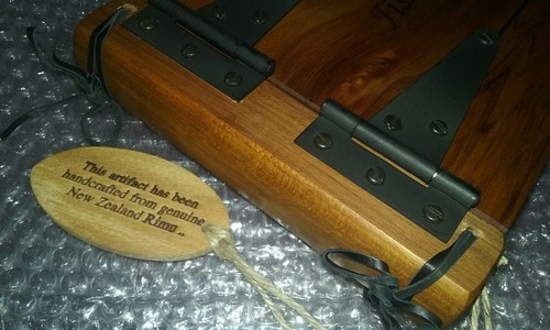 NEU IM KARTON Vintage Rimu Holz & Metall rustikal ANGELN LOG Buch Fischer Boot RAR - Bild 4 von 9