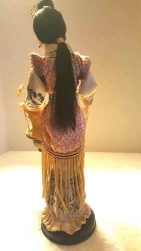 BAMBOLA ASIATICA VINTAGE SU SUPPORTO CON VASO DI FIORI, BROCCATO E FRANGE SETA ORNAMENTALE - Foto 4 di 6