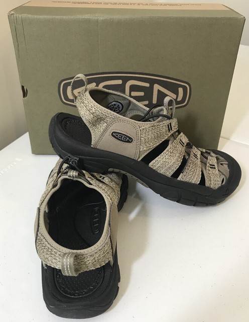 outfit with red sandals